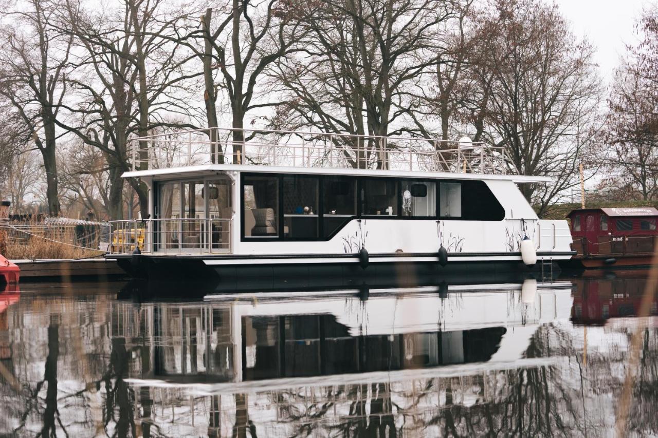 Botel Deine Schwimmende Auszeit Auf Dem Wasser -festlieger Hausboot Tobago